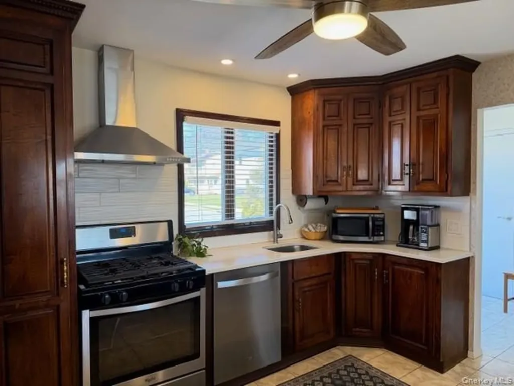 41 Charlotte Place Plainview NY 11803