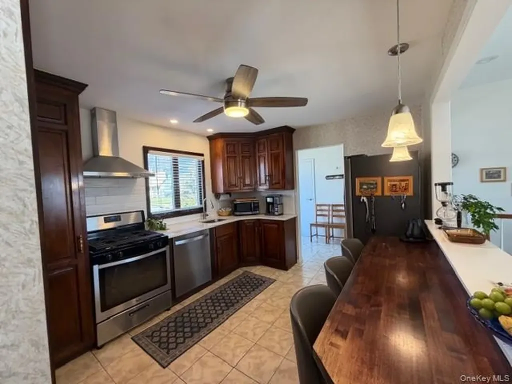 41 Charlotte Place Plainview NY 11803