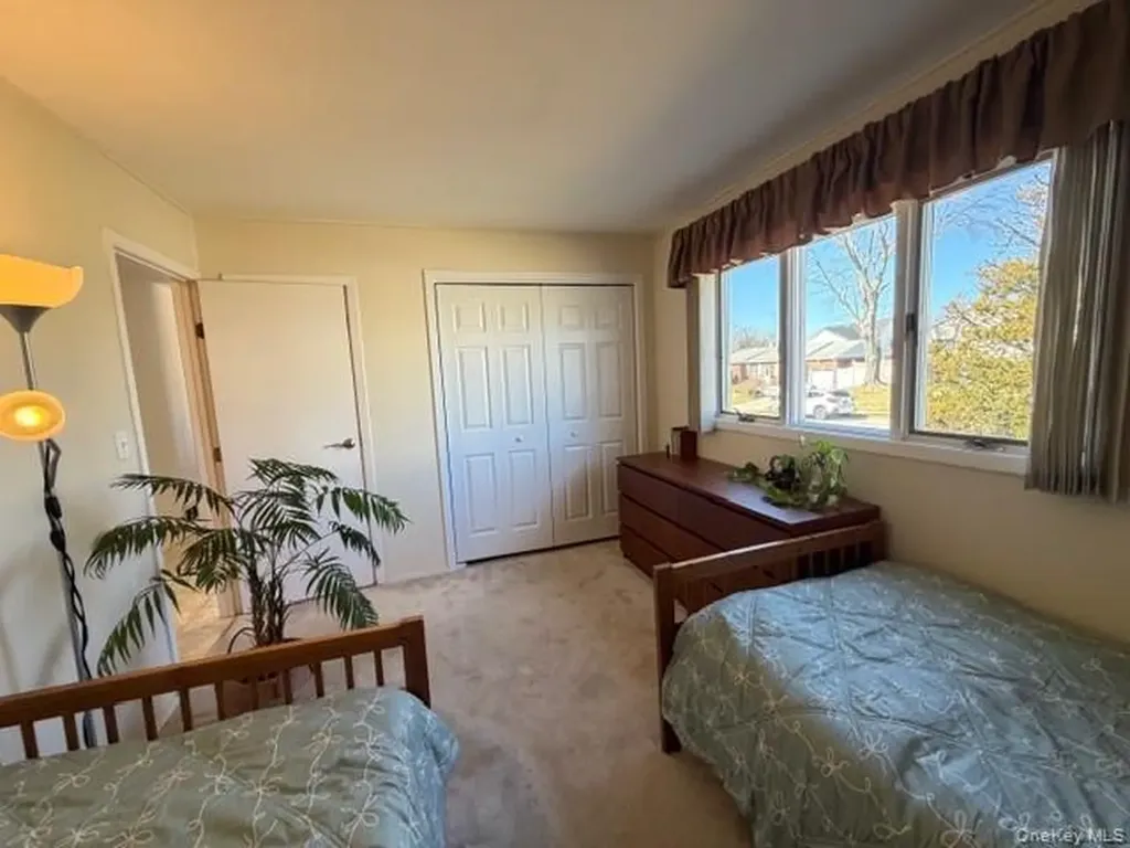 41 Charlotte Place Plainview NY 11803