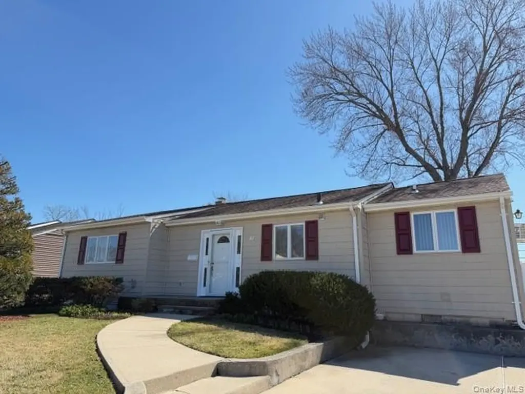 41 Charlotte Place Plainview NY 11803