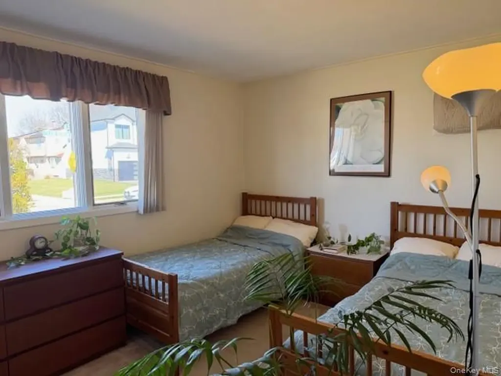 41 Charlotte Place Plainview NY 11803