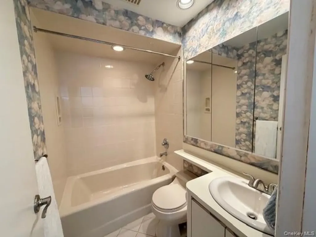 41 Charlotte Place Plainview NY 11803