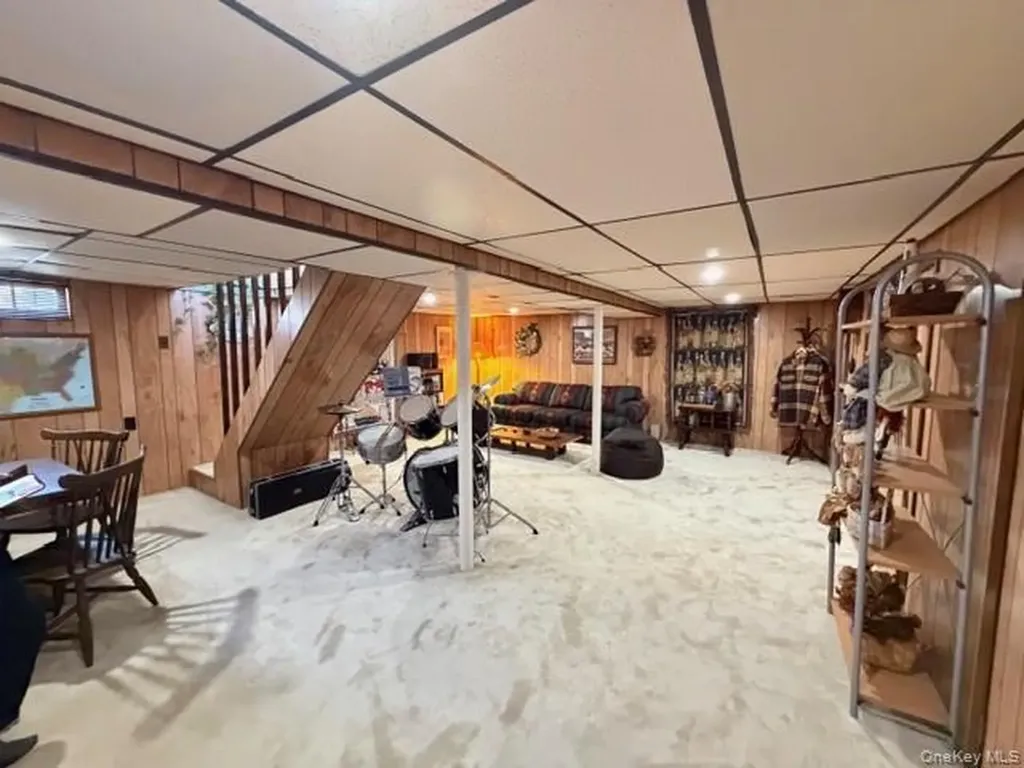 41 Charlotte Place Plainview NY 11803