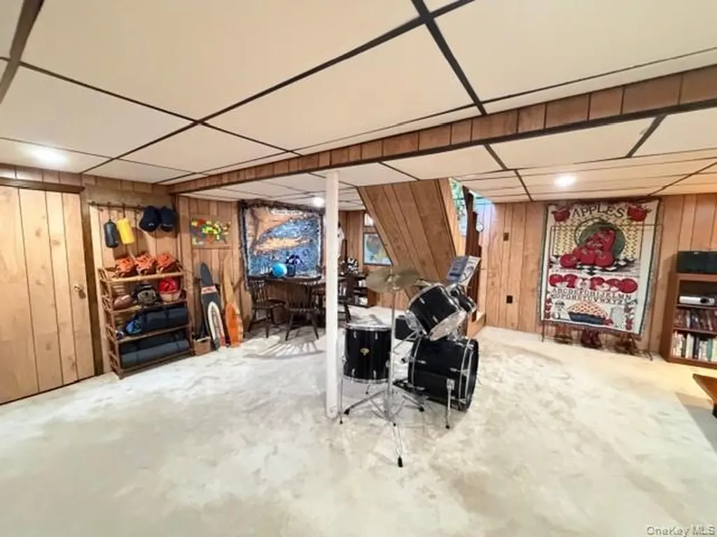 41 Charlotte Place Plainview NY 11803