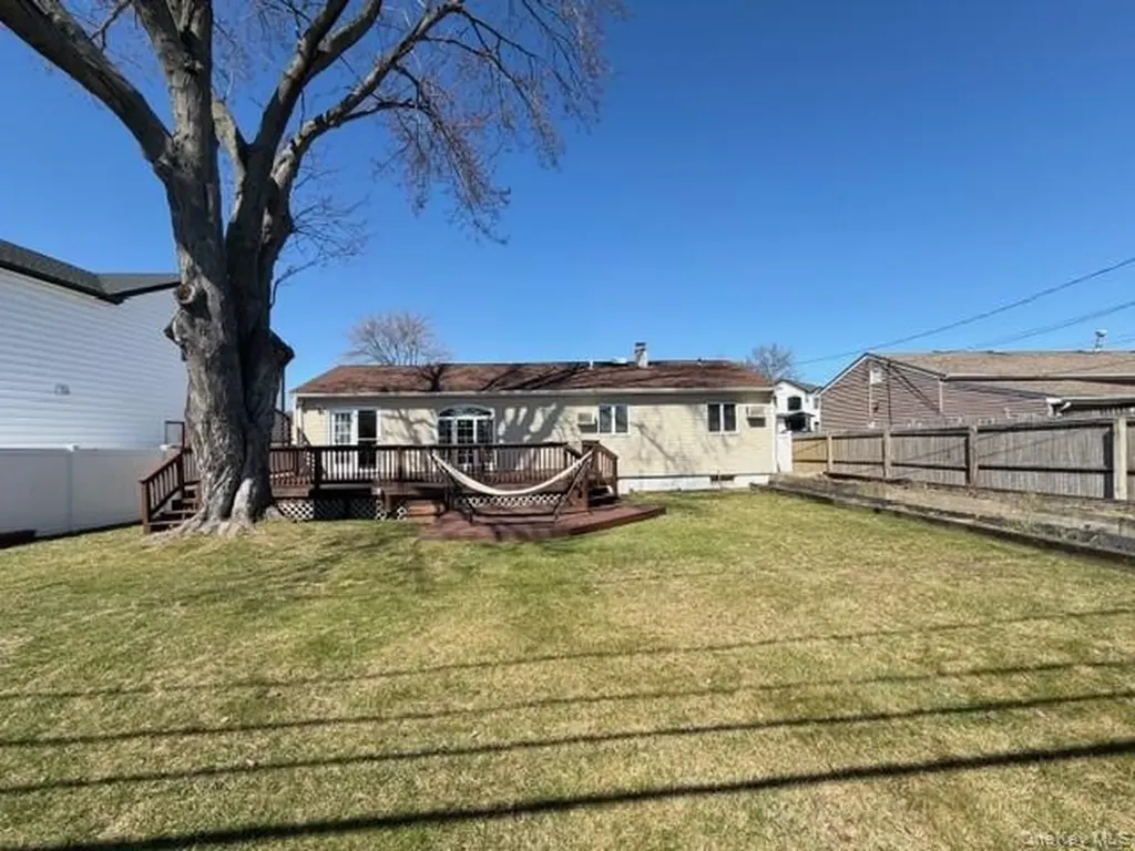 41 Charlotte Place Plainview NY 11803