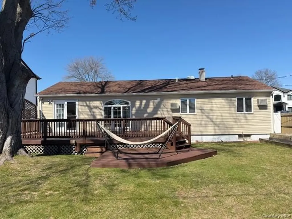 41 Charlotte Place Plainview NY 11803