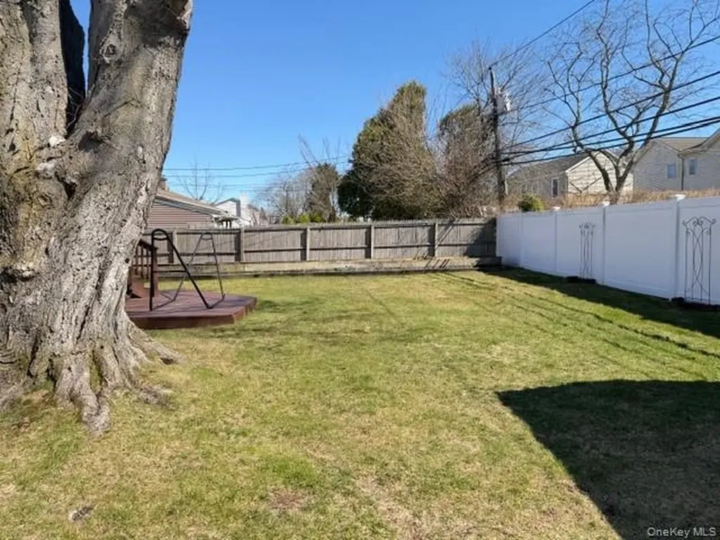 41 Charlotte Place Plainview NY 11803