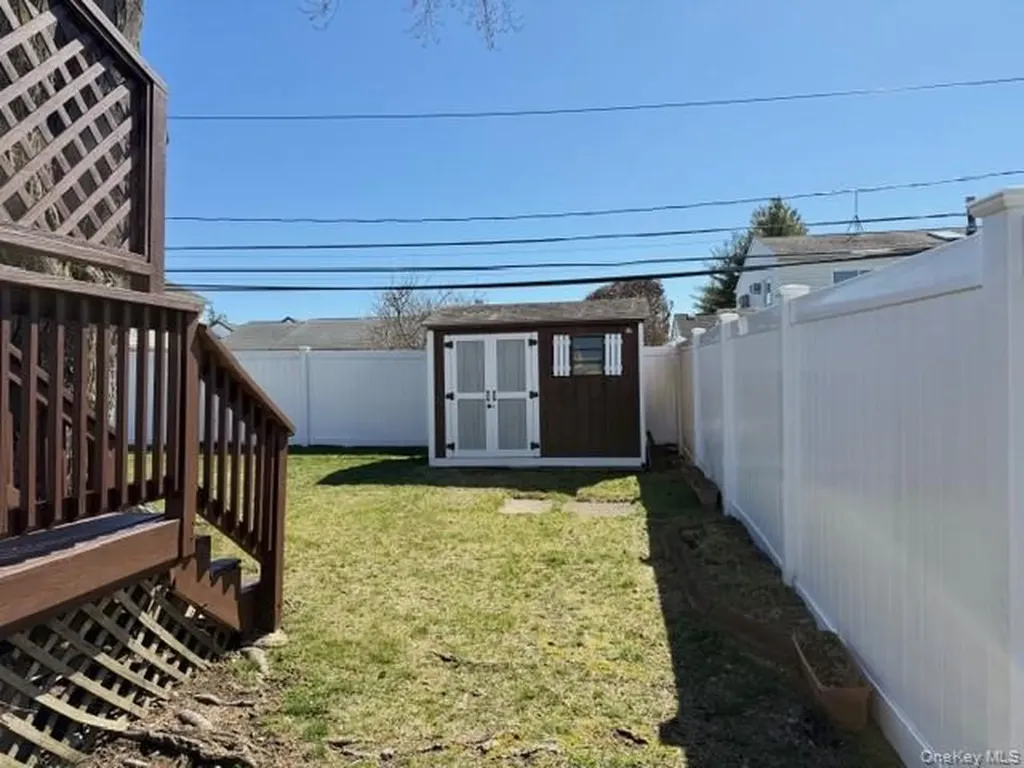 41 Charlotte Place Plainview NY 11803