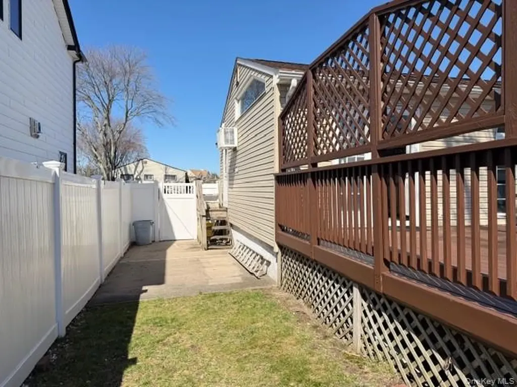 41 Charlotte Place Plainview NY 11803