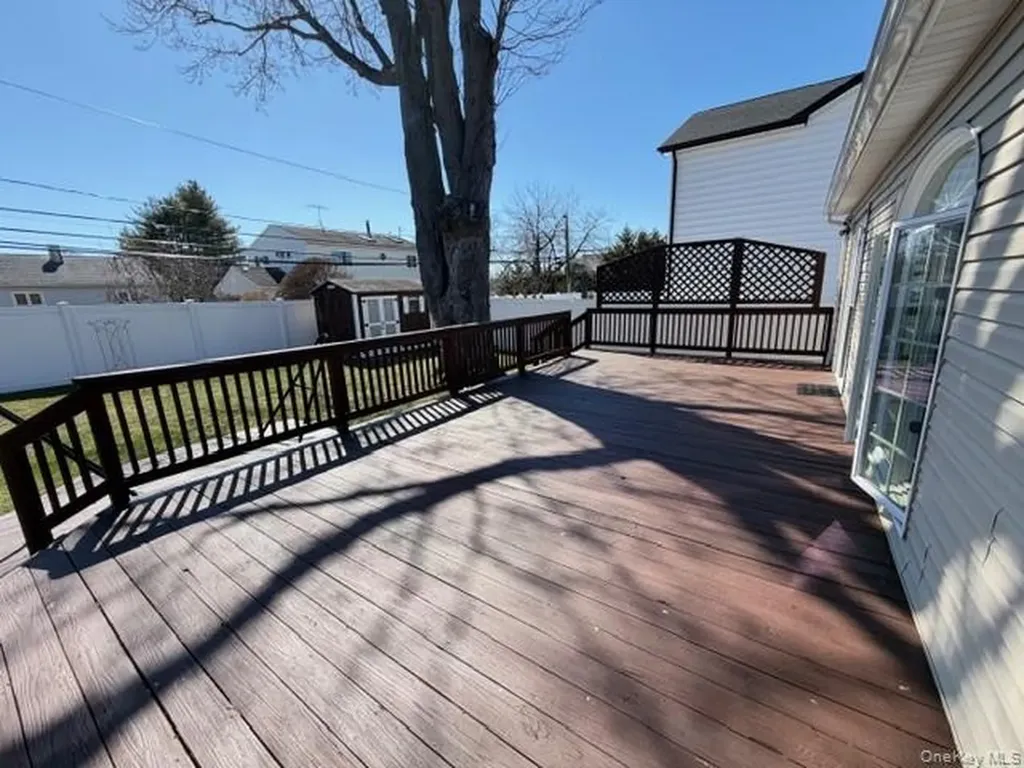 41 Charlotte Place Plainview NY 11803