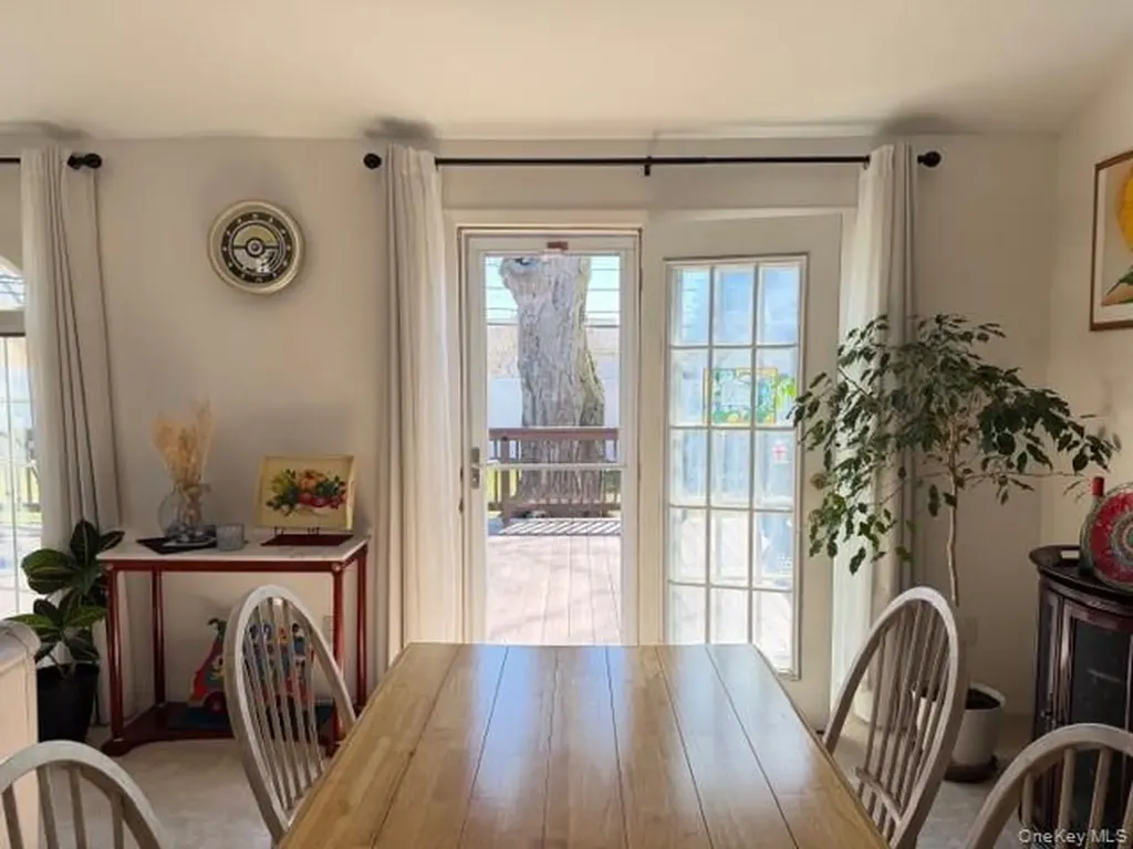 41 Charlotte Place Plainview NY 11803