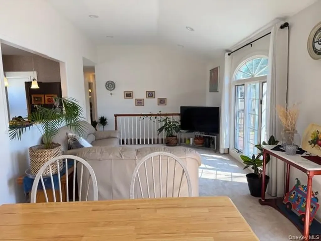 41 Charlotte Place Plainview NY 11803