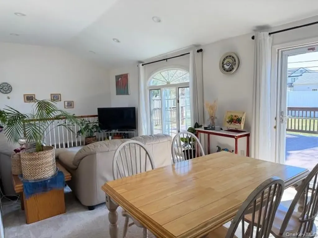 41 Charlotte Place Plainview NY 11803