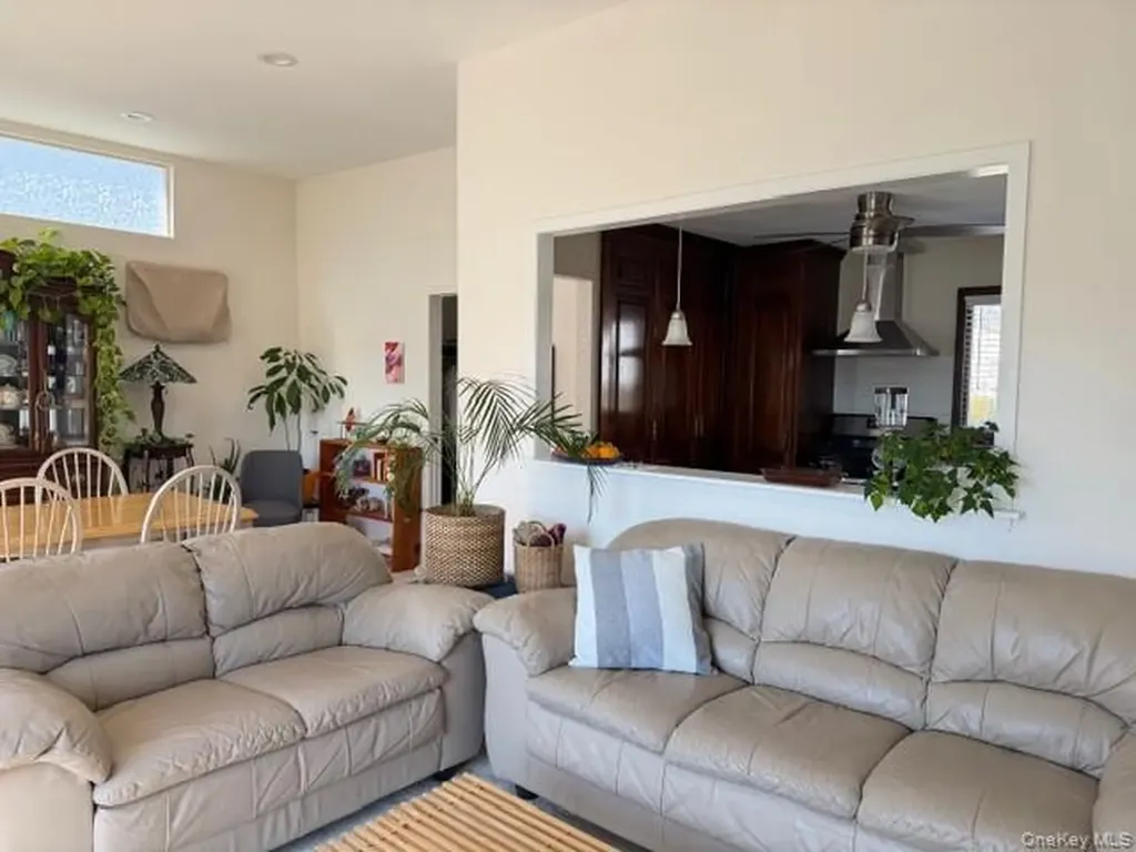 41 Charlotte Place Plainview NY 11803