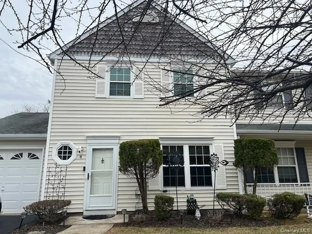 4 Fox Path Coram NY 11727