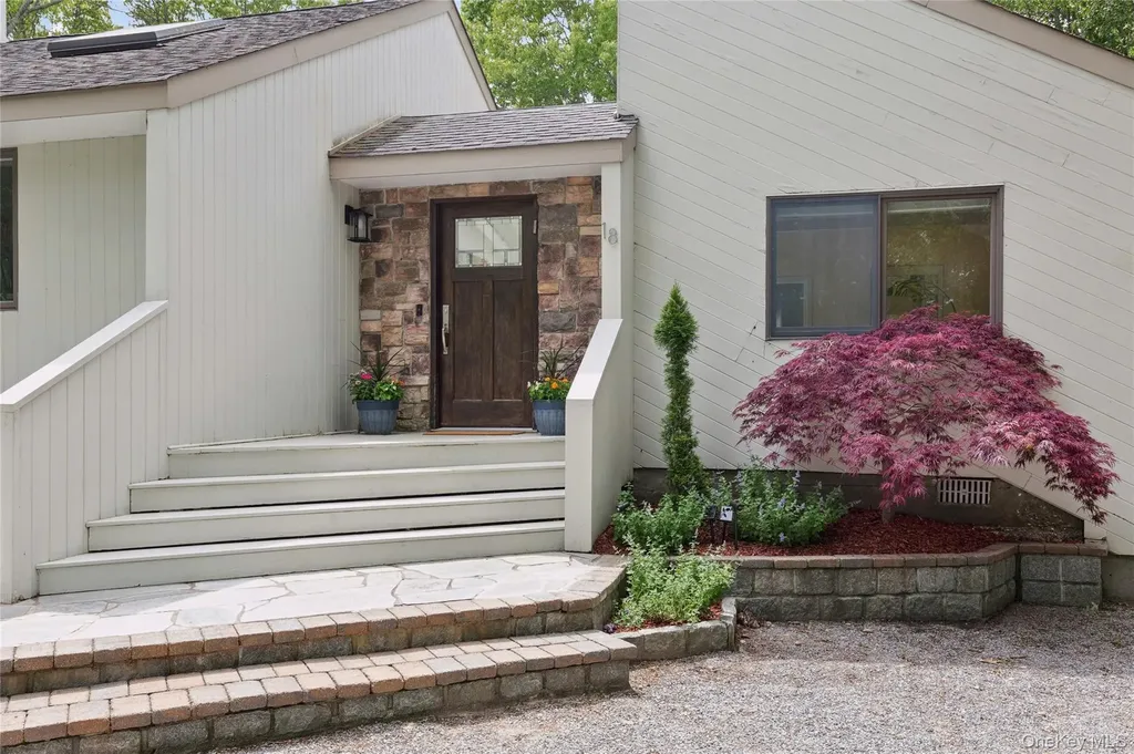 18 Quail Run Hampton Bays NY 11946