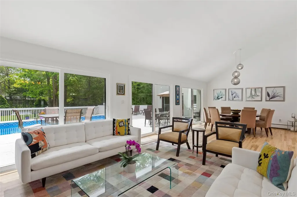 18 Quail Run Hampton Bays NY 11946