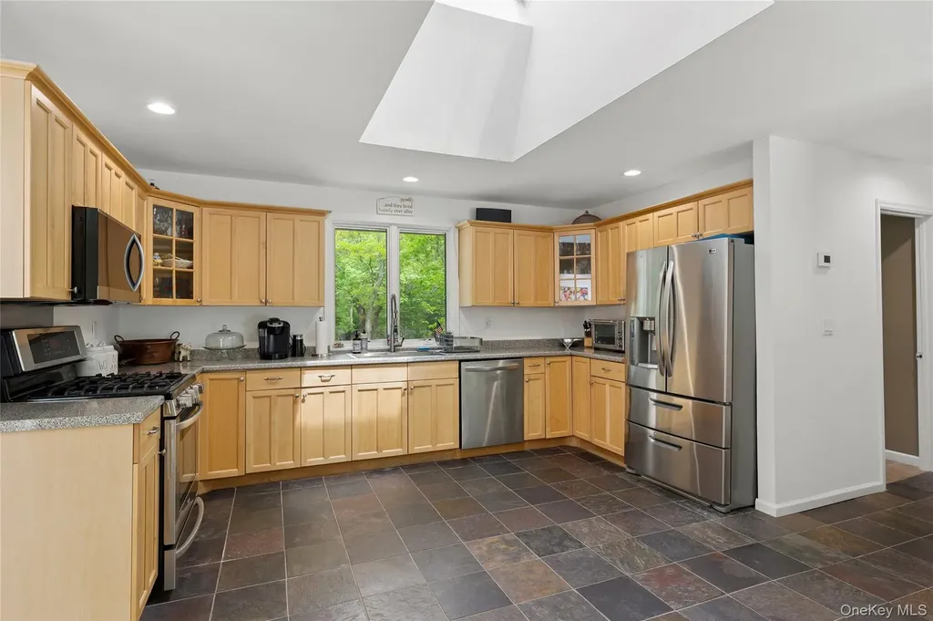 18 Quail Run Hampton Bays NY 11946