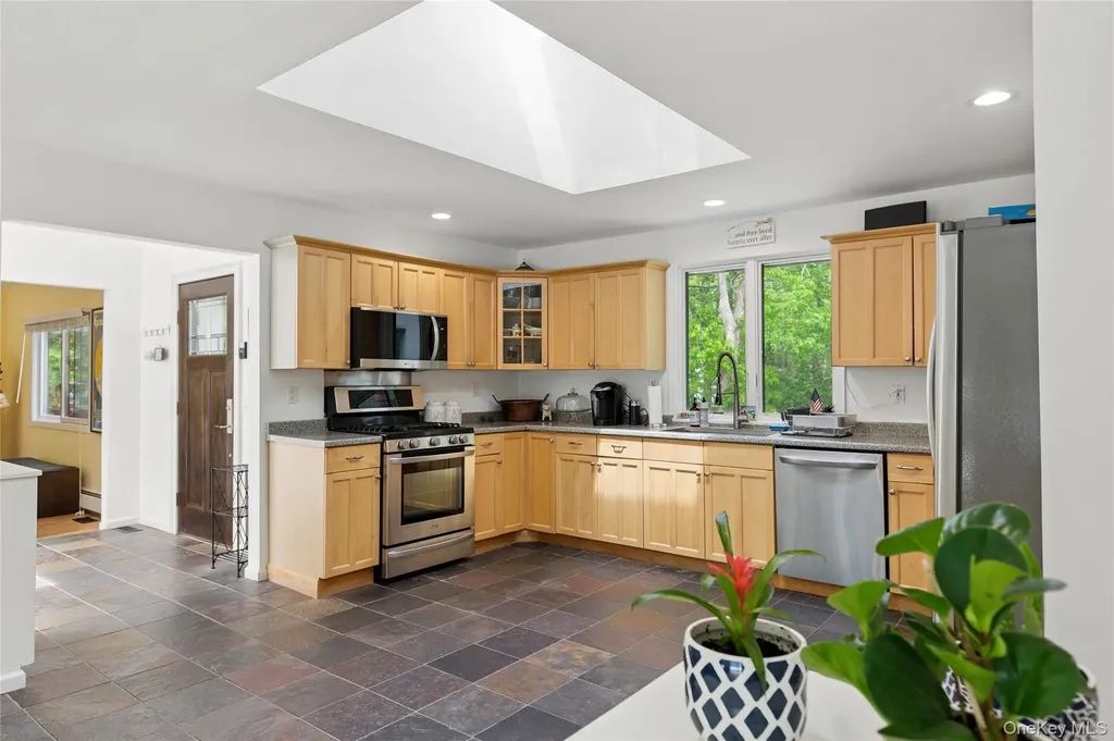 18 Quail Run Hampton Bays NY 11946