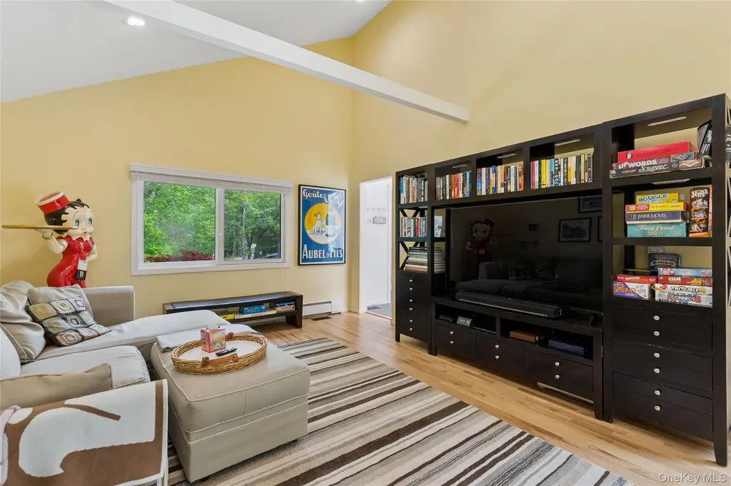 18 Quail Run Hampton Bays NY 11946