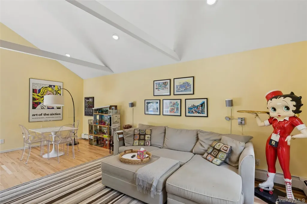 18 Quail Run Hampton Bays NY 11946