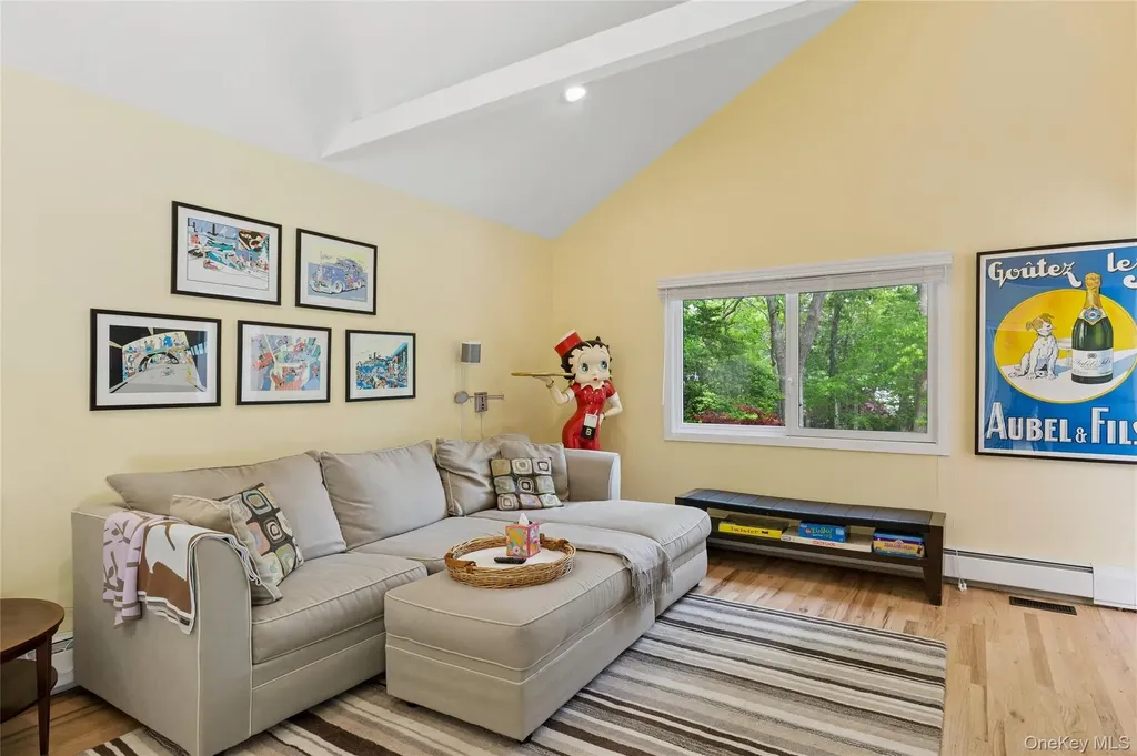 18 Quail Run Hampton Bays NY 11946