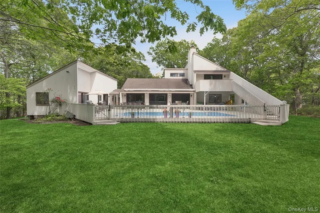 18 Quail Run Hampton Bays NY 11946