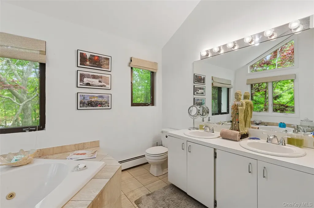 18 Quail Run Hampton Bays NY 11946