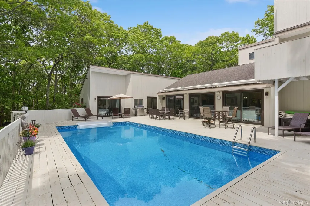 18 Quail Run Hampton Bays NY 11946