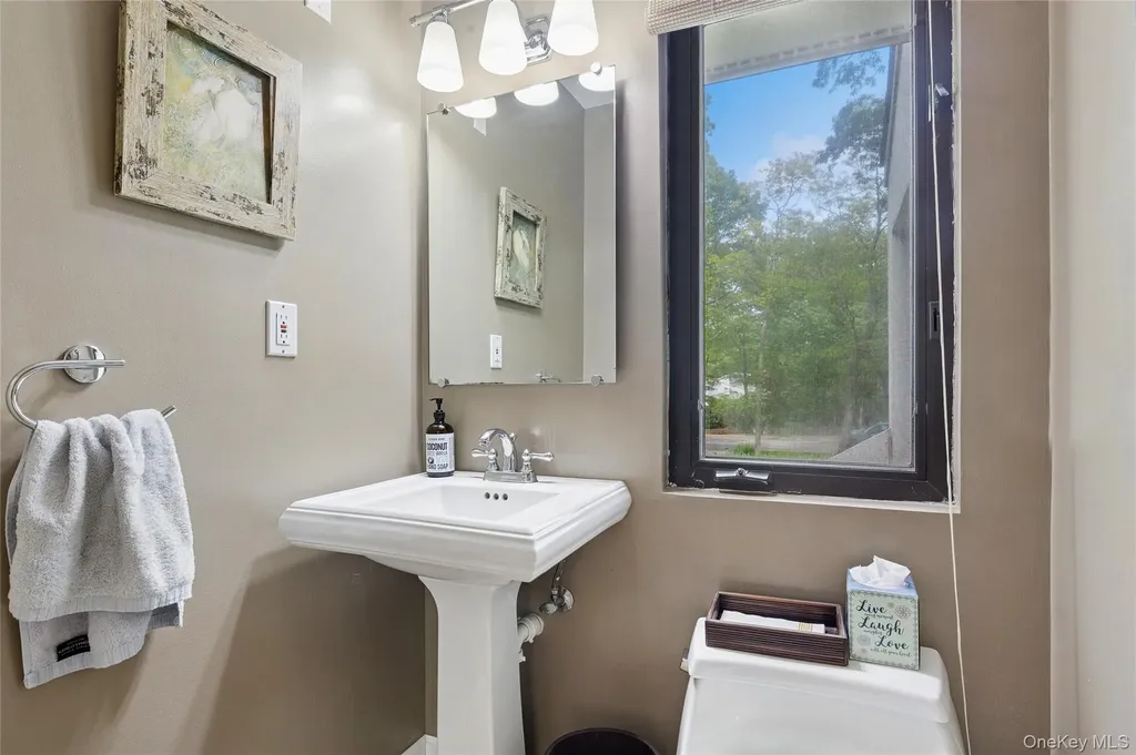 18 Quail Run Hampton Bays NY 11946