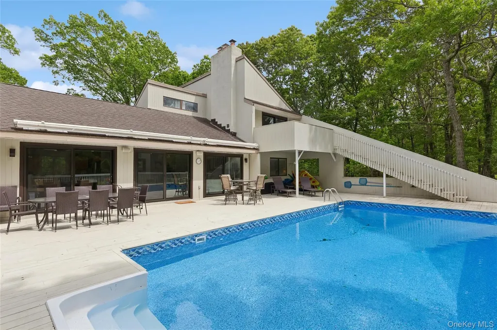 18 Quail Run Hampton Bays NY 11946