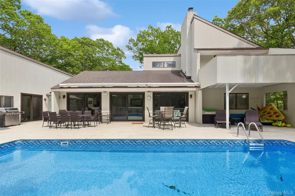18 Quail Run Hampton Bays NY 11946