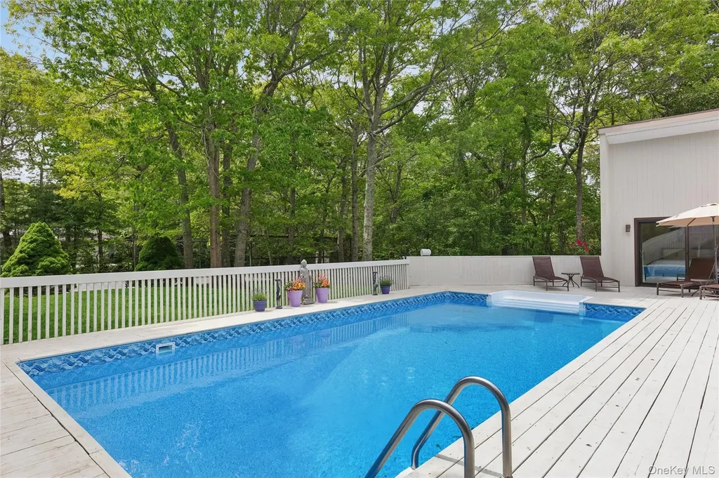 18 Quail Run Hampton Bays NY 11946