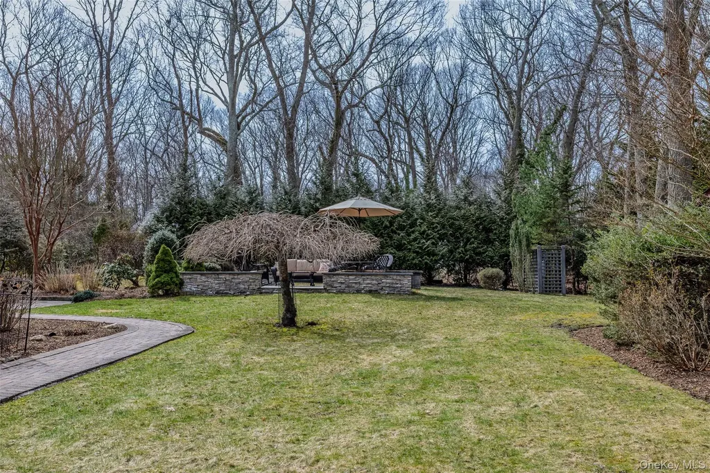 150 Quaker Path Setauket NY 11733