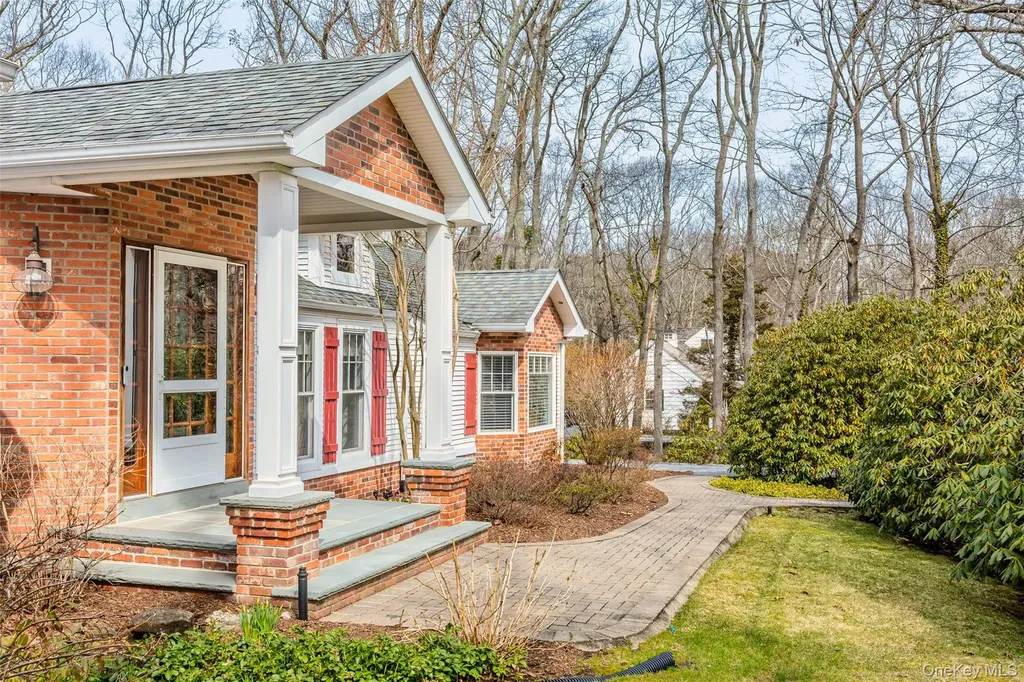 150 Quaker Path Setauket NY 11733