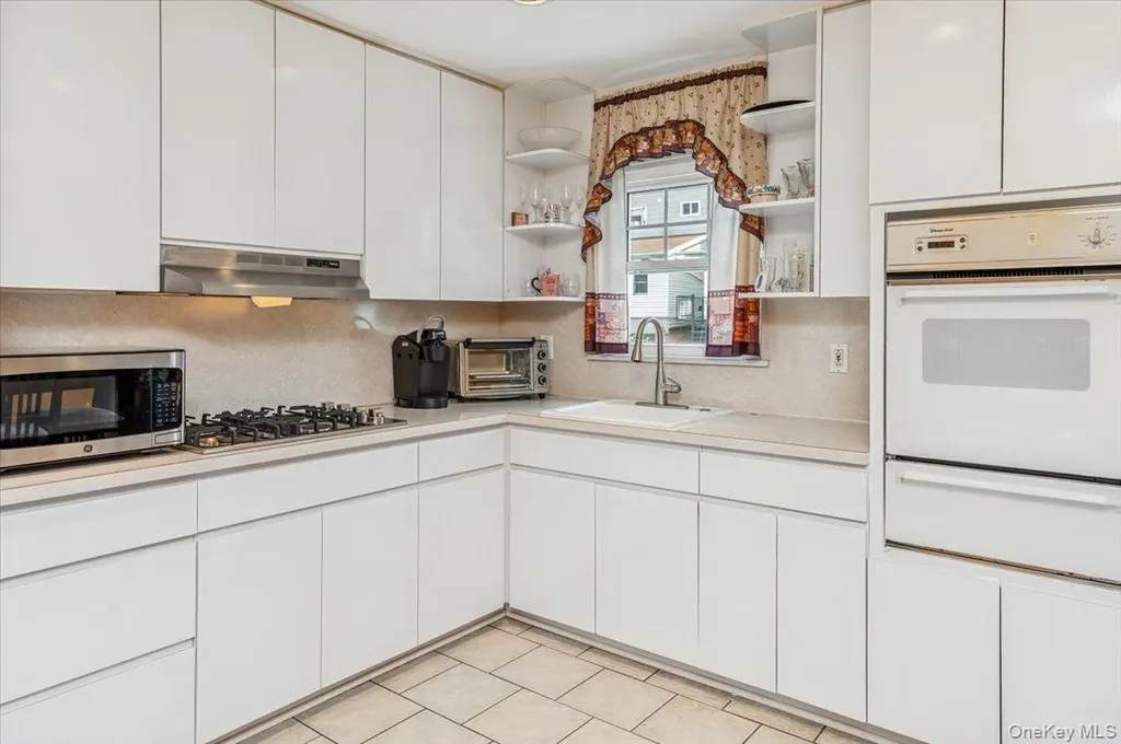 228 Calhoun Avenue Bronx NY 10465