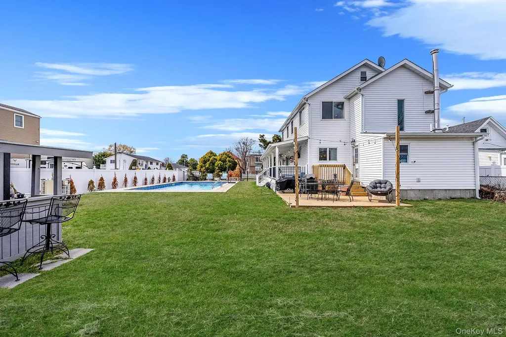 794 Pecan Street Lindenhurst NY 11757