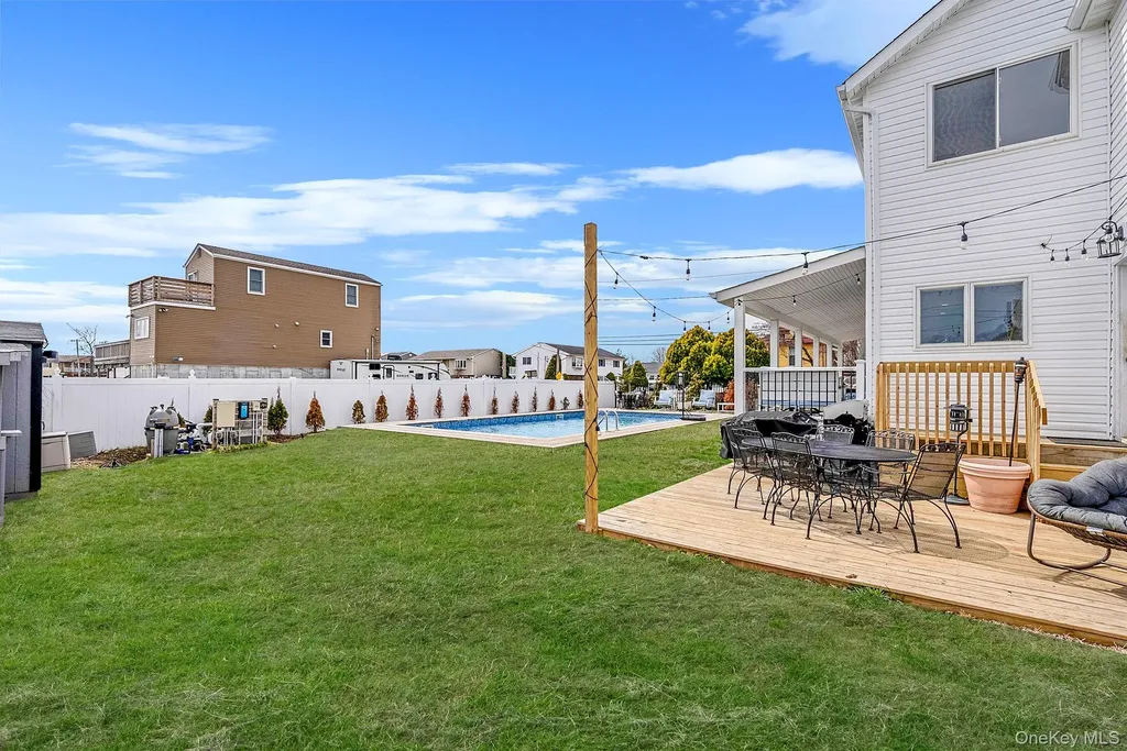 794 Pecan Street Lindenhurst NY 11757