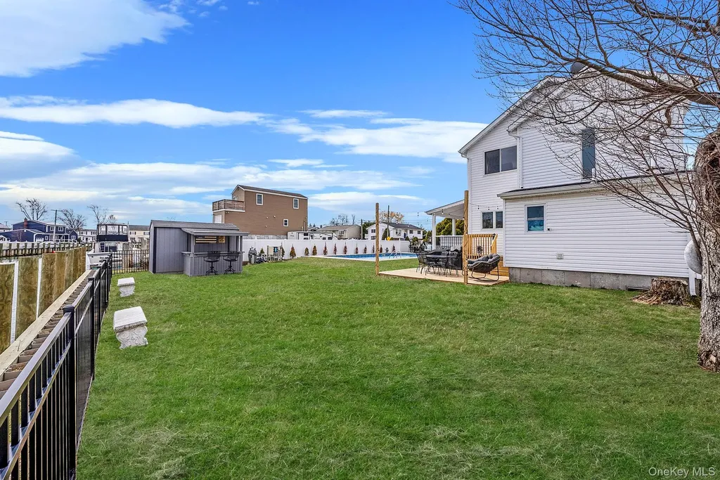 794 Pecan Street Lindenhurst NY 11757