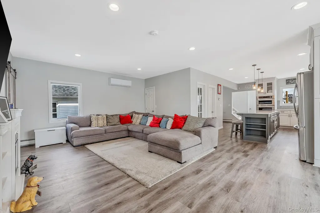 794 Pecan Street Lindenhurst NY 11757
