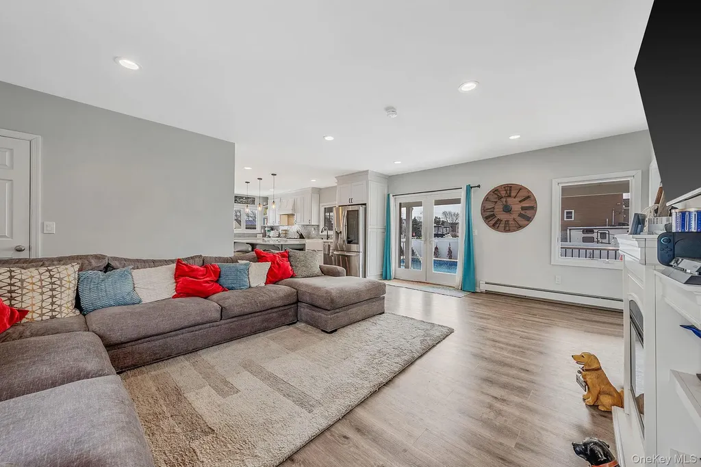 794 Pecan Street Lindenhurst NY 11757