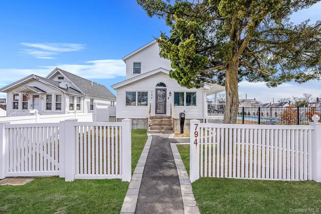 794 Pecan Street Lindenhurst NY 11757