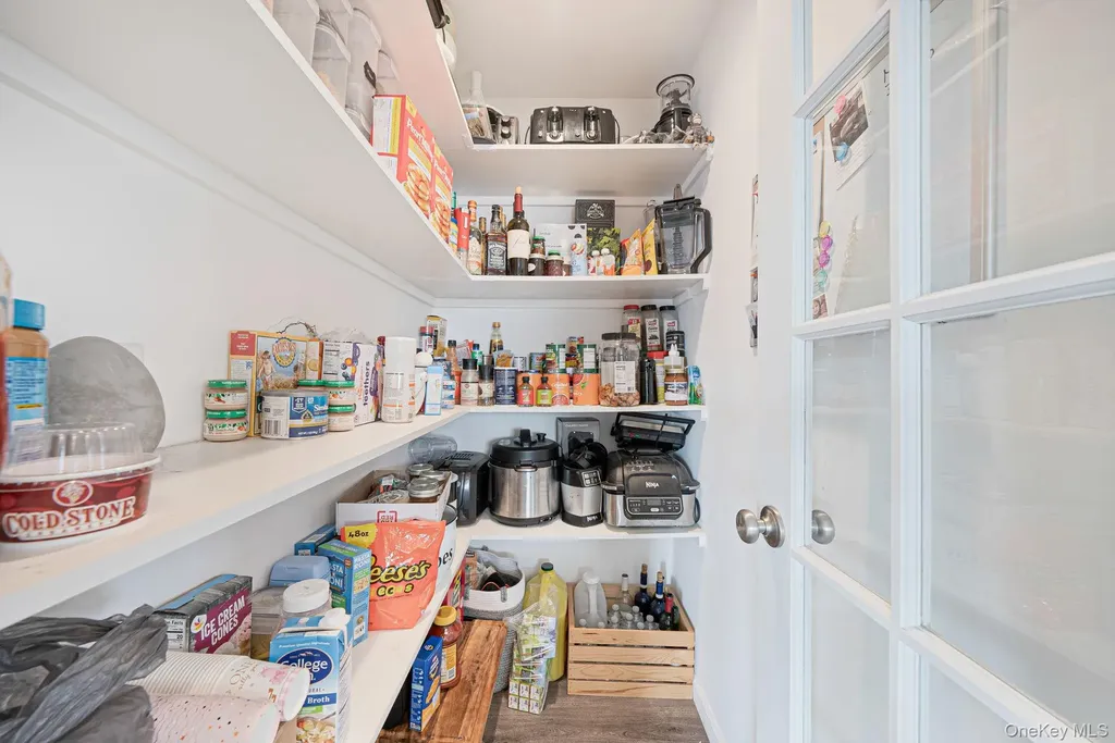 794 Pecan Street Lindenhurst NY 11757