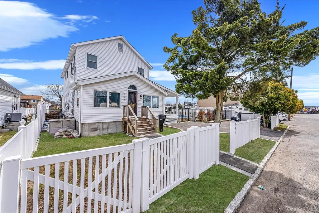 794 Pecan Street Lindenhurst NY 11757