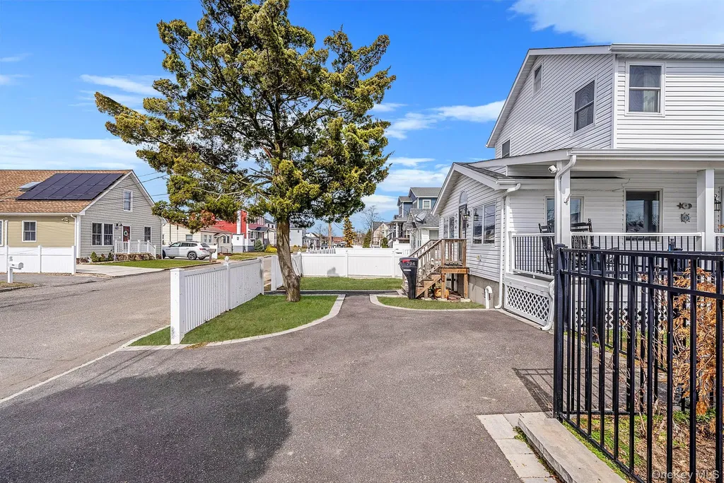 794 Pecan Street Lindenhurst NY 11757