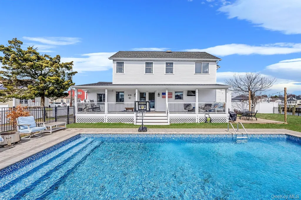 794 Pecan Street Lindenhurst NY 11757