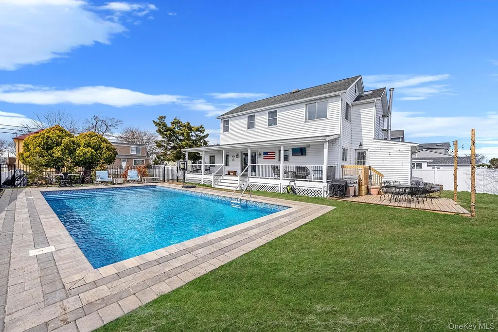 794 Pecan Street Lindenhurst NY 11757