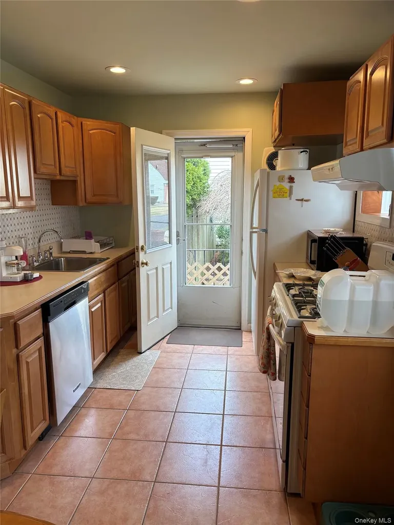 9 Northcote Road Westbury NY 11590