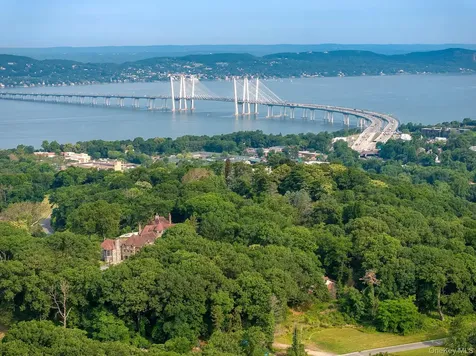 17 Carriage Trail Tarrytown NY 10591