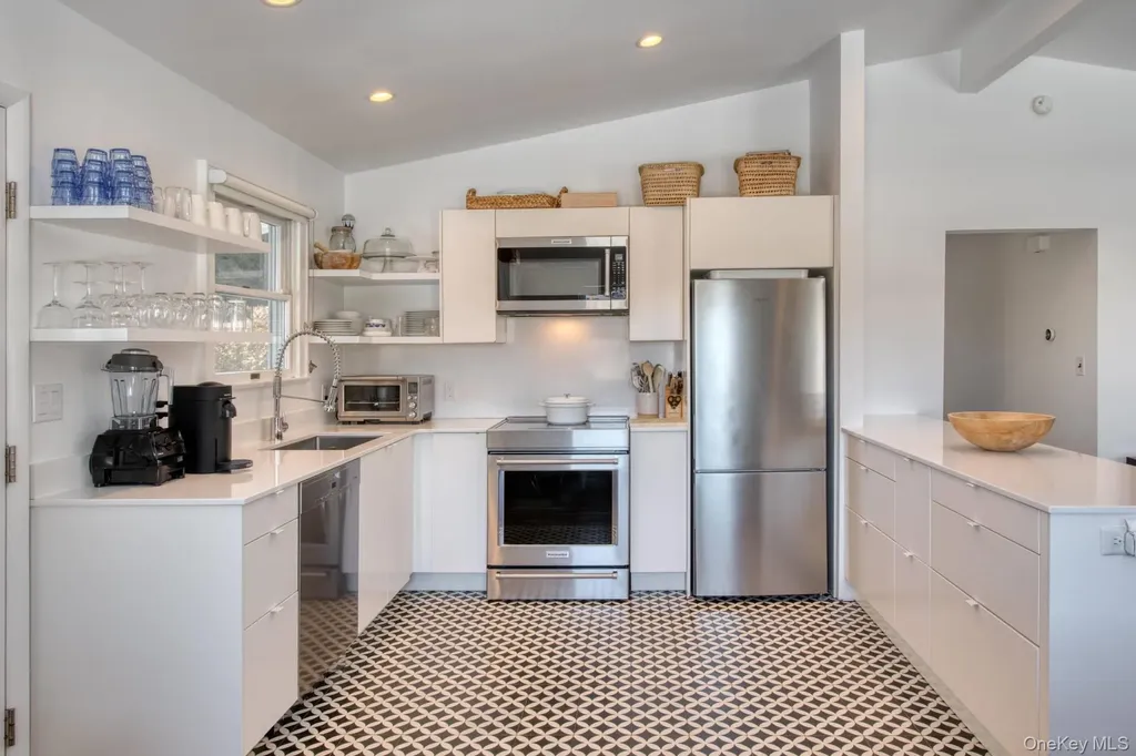 8 Romana Drive Hampton Bays NY 11946